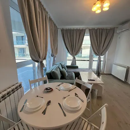 Maya - 2 Camere, Pool, And Private Parking Apartament